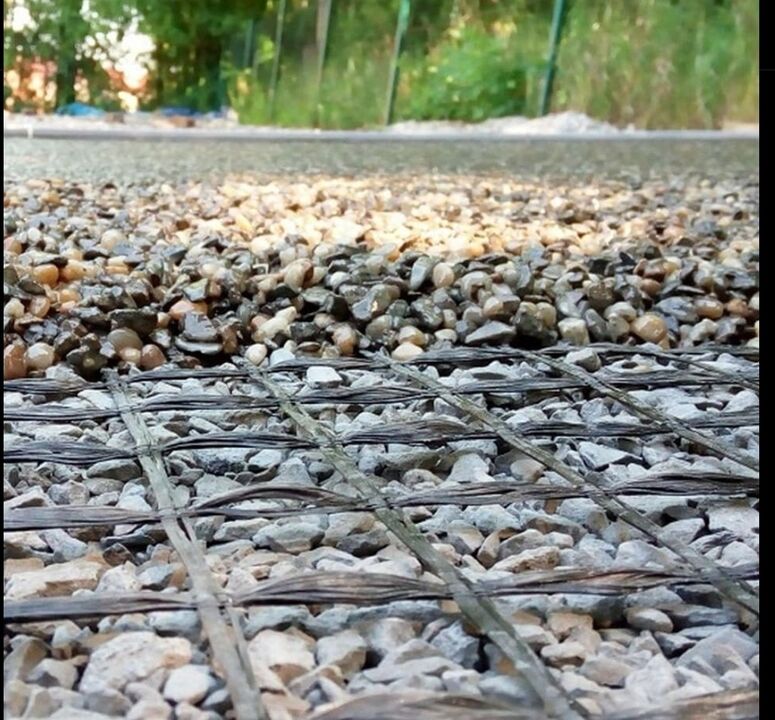 Netz zur Verstärkung des Steinteppichs.
